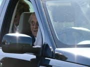 Prinz Philip wird künftig nicht mehr selber am Steuer sitzen. (Bild: KEYSTONE/EPA/NEIL HALL)