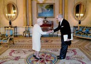 «Jedes Mal fühlt man sich dabei wie ein Schulbub»: Botschafter Alexandre Fasel wird von Queen Elizabeth II empfangen. (Bild: Gareth Fuller/AP (London, 22. November 2017))