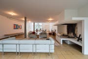 Im Wohnzimmer des Bill-Hauses in Zumikon. Nach Bills Tod richtete Angela Thomas das Haus neu ein. Das Gemälde an der Wand ist ein Werk von Max Bill. (Bild: Hanspeter Schiess/Zumikon, 23.Januar 2019)