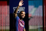 Kevin-Prince Boateng bei seiner Vorstellung im Camp Nou. (Bild: Emilio Morenatti/AP (Barcelona, 22. Januar 2019))