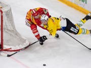 Spektakel in Biel: Biels Marc-Antoine Pouliot (links) gegen Berns Simon Moser (Bild: KEYSTONE/PETER SCHNEIDER)