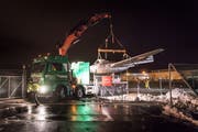 Der Lastwagen mit dem Vampire-Düsenflieger fährt auf das Rollfeld beim Airport in Altenrhein. (Bild: Michel Canonica)