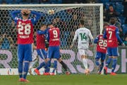 Nach dem verschossenen Penalty: Vor den Augen des St.Gallers Vincent Sierro wird Ricky van Wolfswinkel von Fabian Frei getröstet. (Bild: Keystone)