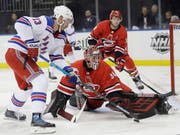 Carolinas tschechischer Goalie Petr Mrazek parierte beim wichtigen Auswärtssieg der Hurricanes in New York sämtliche 27 Schüsse auf sein Tor (Bild: KEYSTONE/AP/FRANK FRANKLIN II)