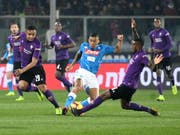 Fiorentinas Gerson stellt Allan und den Neapolitanern ein Bein (Bild: KEYSTONE/EPA ANSA/CLAUDIO GIOVANNINI)