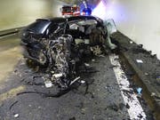 Auf der A1 sind in der Nacht auf Samstag zwei Fahrzeuge zusammengeprallt - es gab zwei Schwerverletzte. (Bild: PD Kantonspolizei Freiburg)