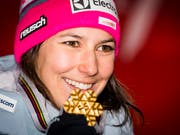 Wendy Holdener präsentiert ihr Edelmetall (Bild: KEYSTONE/JEAN-CHRISTOPHE BOTT)