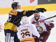 Ambris Nick Plastino (links) muss sich gegen die Genfer Daniel Winnik und Jeremy Wick wehren (Bild: KEYSTONE/TI-PRESS/ALESSANDRO CRINARI)