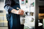 Gute Köche sind gesuchte Fachkräfte – auf den RAV finden die Gastronomen meist nur Küchenhilfen. (Bild: Getty)