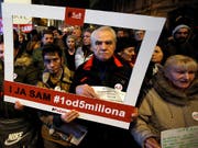 Unter dem Motto «Einer von fünf Millionen» demonstrierten am Samstag in Belgrad und anderen serbischen Städten erneut Zehntausende von Menschen gegen Präsident Aleksandar Vucic. (Bild: KEYSTONE/AP/DARKO VOJINOVIC)