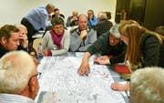 An verschiedenen Tischen besprachen die Balgacherinnen und Balgacher ihre Anliegen. (Bild: Remo Zollinger)