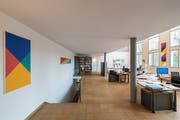 Früher das Arbeitszimmer von Max Bill, heute von Angela Thomas und Erich Schmid. An den Wänden Werke von Max Bill. Die Treppe führt hinunter in Bills ehemaliges Atelier. (Bild: Hanspeter Schiess/Zumikon, 23.Januar 2019)