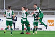 Die Kriens-Spieler jubeln nach dem 2:0-Tor durch Edmond Selmani (Zweiter von rechts). (Bild: Martin Meienberger/Freshfocus (Kriens, 9. Februar 2019))