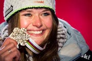 Bronzemedaillen-Gewinnerin Corinne Suter bei der Super-G-Siegerehrung. (Bild: Jean-Christophe Bott/Keystone (Åre, 5. Februar 2019))