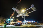 Die legendäre Vampire DH-100 wird vom Stahlgerüst gehoben. (Bild: Michel Canonica)