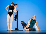 Tänzerinnen und Tänzer wärmen sich für den Wettkampf auf. Am Prix de Lausanne sind am Samstag acht junge Tänzerinnen und Tänzer ausgezeichnet worden. (Bild: KEYSTONE/VALENTIN FLAURAUD)
