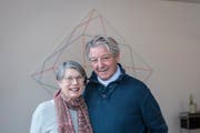 Angela Thomas und Erich Schmid vor einem Gemälde von Max Bill. (Bild: Hanspeter Schiess/Zumikon, 23.Januar 2019)