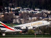 Schreckmoment für Flugpassagiere: Aus einem Airbus A380 der Fluggesellschaft Emirates ist nach der Landung in Zürich-Kloten Rauch gedrungen. Verletzt wurde niemand. (Bild: KEYSTONE/CHRISTIAN MERZ)