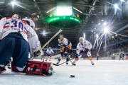 Zugs Brian Flynn (Zweiter von links) beobachtet das 1:0 von Dennis Everberg (Mitte). (Bild: Alexandra Wey/Keystone (Zug, 9. Februar 2019))