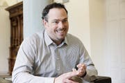 Fachstellenleiter Pascal Mächler in der Bibliothek des Regierungsgebäudes des Kantons Thurgau. (Bild: Donato Caspari)