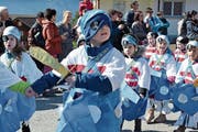 Die Bürgler Schüler bewiesen beim Basteln und bauen von Umzugssujets viel Fantasie und Können. (Bild: Bilder: PD (Bürglen, 27. Februar 2019))