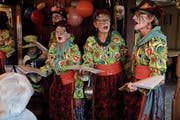 Die Passwit-Tröller singen in frechen Reimen. (Bild: Fränzi Göggel)