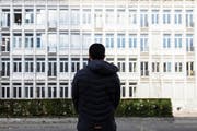 Ali J. vor dem Kirschgarten-Gymnasium in Basel. Hier hat er die Matur gemacht. Nun möchte er Pharmazie studieren. (Bild: Severin Bigler (Basel, 26. Februar 2019))