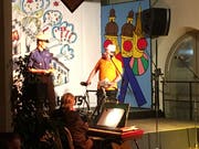Der 17. Föbü Beat Breu mit Velo und die 44. Föbine Géraldine Brot in Polizeiuniform produzieren sich auf der Waaghaus-Bühne.