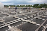 Rück- und Aufbau der Photovoltaikanlage auf dem Werkhofdach. (Bild: Markus Bösch)