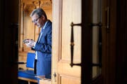 Vom Tabakfreund zum Tabakgegner: Neu vertritt Josef Dittli die Interessen der Krankenversicherer. (Bild: Keystone)