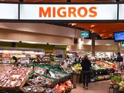 Eine Filiale der Migros am Zürcher Flughafen (Archivbild). (Bild: KEYSTONE/MELANIE DUCHENE)