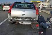 Das Heck eines verunfallten Autos. (Bild: Luzerner Polizei)