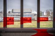 Beim kürzlich publik gewordenen Spesengebaren an einzelnen Instituten der Universität St. Gallen sah die Mehrheit des Kantonsparlaments rot. (Bild: Urs Bucher)