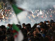 Protestierende in Algier wurden auch am Freitag wieder mit Tränengas zurückgedrängt. (Bild: KEYSTONE/AP/FATEH GUDOUM)