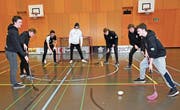 Stockarbeit in der Halle: Die Neuseeländer mit Zug-United-Goalie Nils Schälin (weisses Dress). (Bild: Romano Cuonz, Sarnen, 23. Februar 2019)