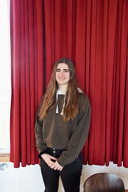 Janine Popp aus Steinach ist Schülerin am Gymnasium Untere Waid in Mörschwil. Dieses Jahr absolviert sie die Matura. (Bild: Laura Manser)