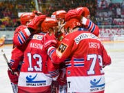 Ein Bild mit Seltenheitswert: Die Rapperswil-Jona Lakers bejubeln gegen Langnau den Sieg (Bild: KEYSTONE/GIAN EHRENZELLER)