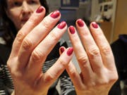 Uns so siehts' aus, wenn man sich die Nägel selbst lackiert: Sosolala. (Bild: Dina Holz)