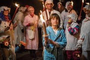 Die mit Fackeln und Lärminstrumenten ausgerüsteten Fasnächtler stehen bereit. (Bild: Andrea Stalder)