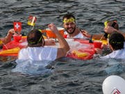 Das Zähflüssige auf dem Flüssigen: Teilnehmer des Weihnachtsschwimmens geniessen am 17. Dezember 2017 ein Fondue im Genfersee. (Bild: KEYSTONE/MARTIAL TREZZINI)