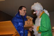 Pascal Bossart nimmt aus den Händen von Narrenrat Sandro Fischer die «Chratzbörschte» entgegen.