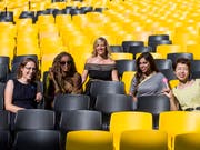 Regisseurin Barbara Miller (Mitte) mit vier ihrer Protagonistinnen am Filmfestival in Locarno 2018. (KEYSTONE/ALEXANDRA WEY) (Bild: KEYSTONE/ALEXANDRA WEY)