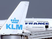 Flieger von Air France und KLM am Pariser Flughafen (Archivbild). (Bild: KEYSTONE/AP/REMY DE LA MAUVINIERE)