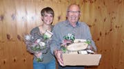 Martina Dürr (links) ist neue Präsidentin des Samaritervereins Gams. Manfred Moser (rechts) wurde zum Ehrenmitglied ernannt. (Bild: PD)