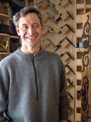 Auch Beschläge gehören zum Gebiet des Schmieds Matthias Wickli aus Krinau. (Bild: Sascha Erni)