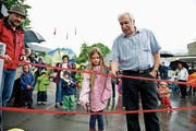 Sommer 2014: Linda Glur und Walter Mösch eröffneten bei Regenwetter den Spielplatz Matt. (Bild: Corinne Glanzmann (Hergiswil, 8. Juli 2014))