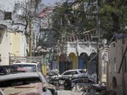 Bilder der Zerstörung nach einem Autobombenanschlag in Mogadischu. Die Gefechte mit den Islamisten in der Gegend dauern an. (Bild: Keystone/EPA/SAID YUSUF WARSAME)