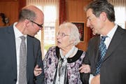 Marianne Amstad-von Moos feierte ihren 100. Geburtstag mit Regierungsrat Christoph Amstad – sie ist seine Grosstante – und Gemeindepräsident Beat von Wyl. (Bild: Marion Wannemacher, Giswil, 1. März 2019)