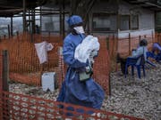 Ein Ebolazentrum der Nichtregierungsorganisation Ärzte ohne Grenzen (MSF) im Kongo. Zwei solcher Einrichtungen waren niedergebrannt worden. (Bild: Keystone/AP Medecins Sans Frontieres/JOHN WESSELS)