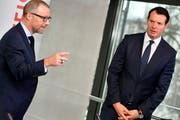 Raiffeisen-Chef Heinz Huber (links) und Verwaltungsratspräsident Guy Lachappelle, nehmen Stellung vor den Medien in Zürich. (Bild: Keystone/Walter Bieri)